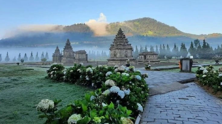 Colorful Telaga Warna view during short trip – Explore Dieng in 2 Days and 1 Night